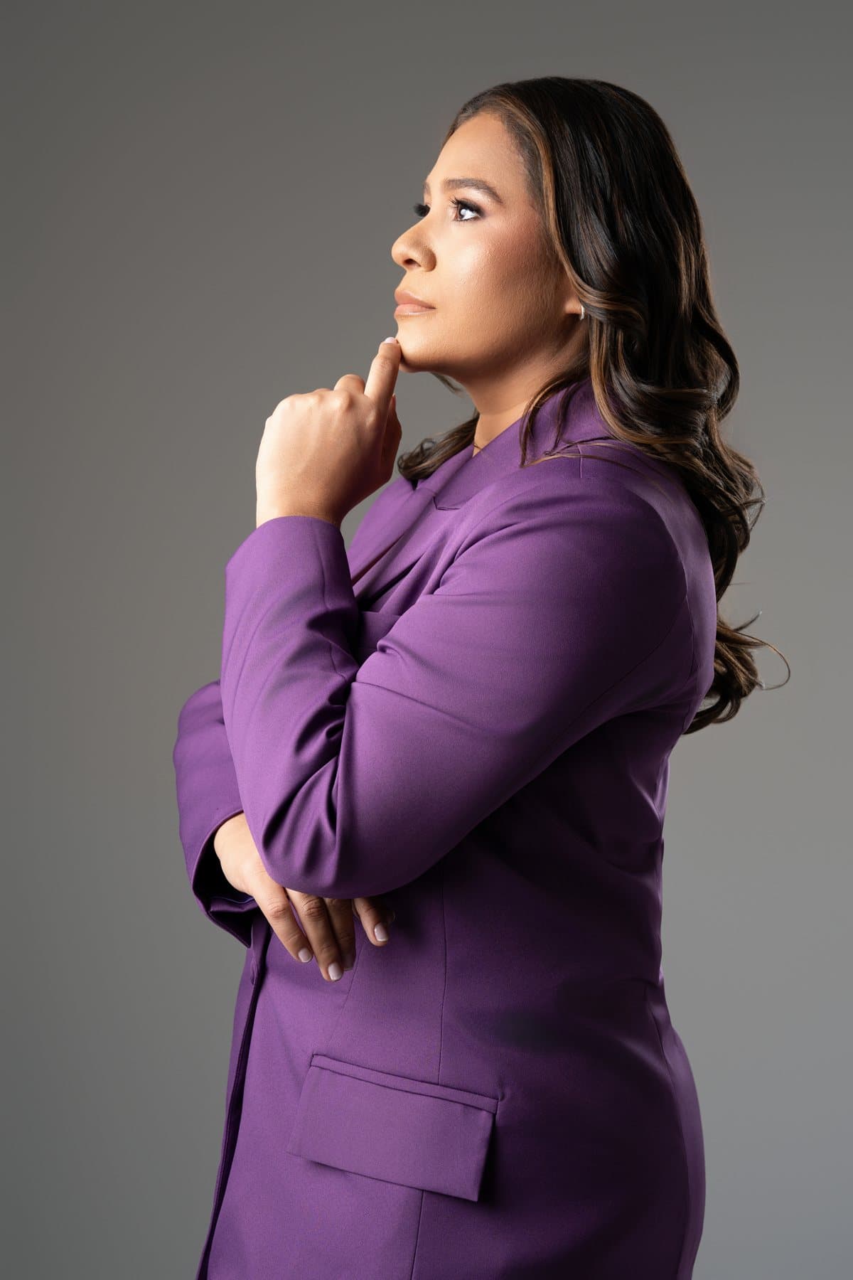Ariela Felícia, estrategista de marketing e fundadora da Adverta, de blazer roxo